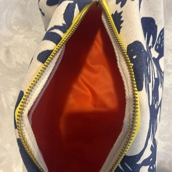 Erin Flett Blue and White Floral “DOPP” Travel Pouch - Picture 7 of 7